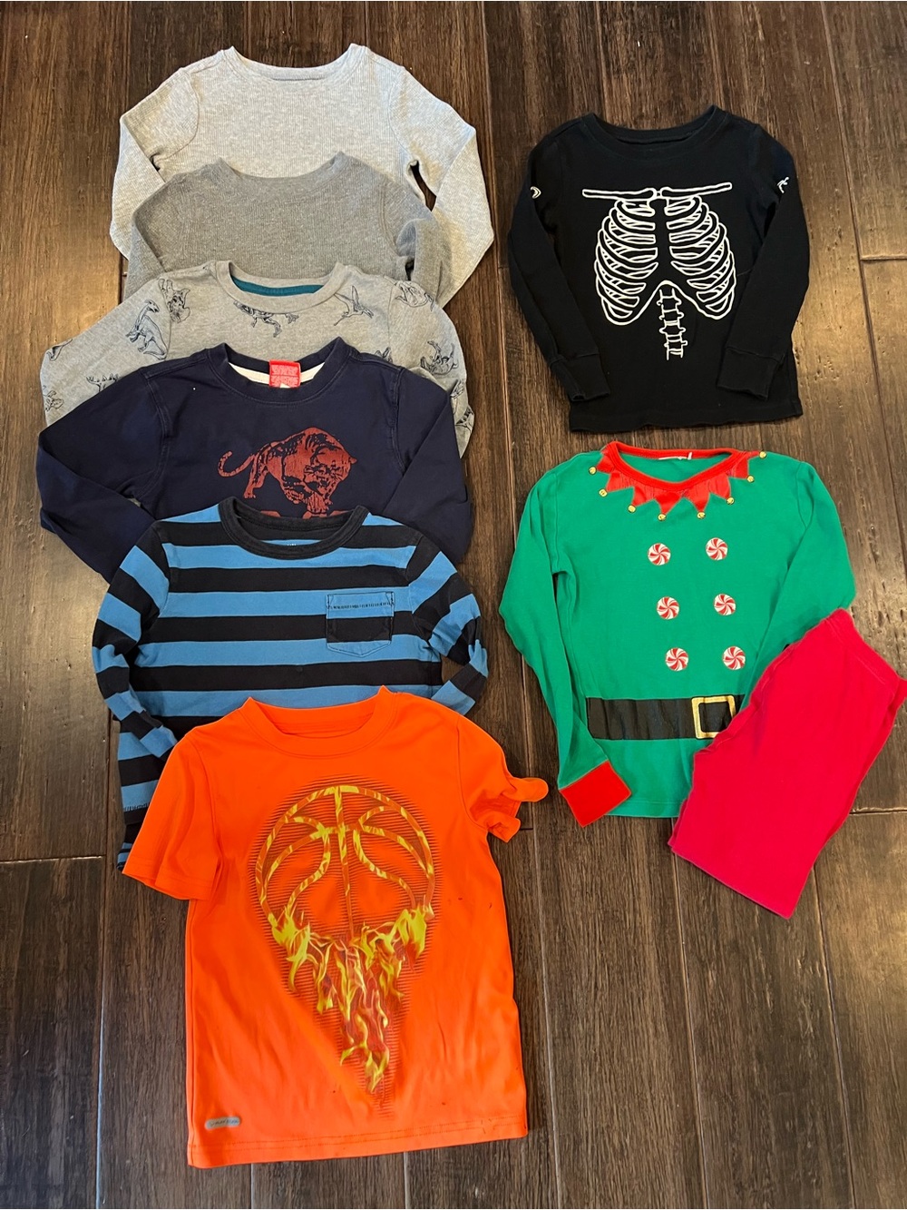 4T bundle of 8 pieces Halloween shirt, Christmas pajamas toddler boys